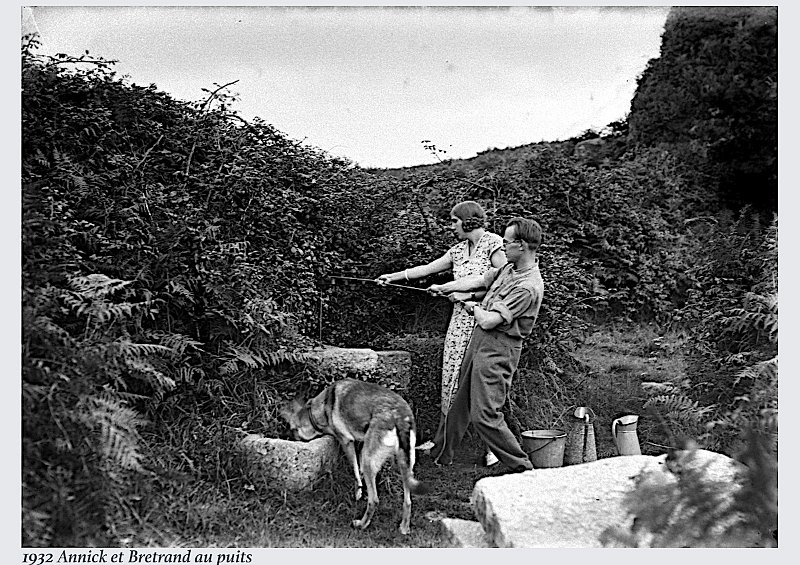 14 1932 ANNICK ET BERTRAND AU PUITS texte.JPG